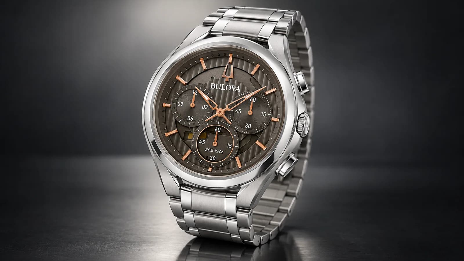 Сгенерированная иллюстрация Bulova CURV 96A298: вид спереди под углом, стальной браслет и серый циферблат.