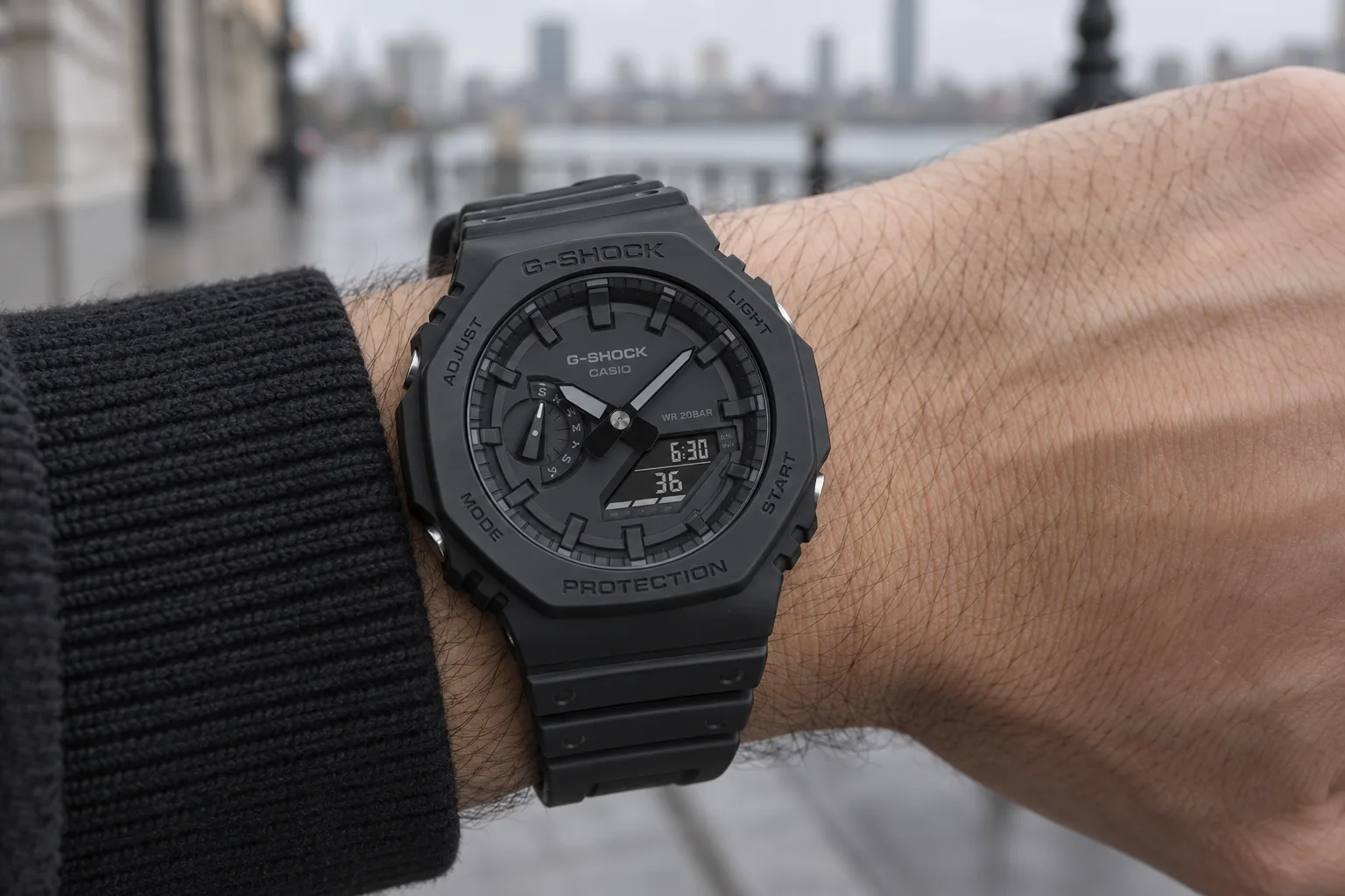 Иллюстрация: чёрный Casio G-Shock GA-2100 с восьмиугольным безелем на запястье