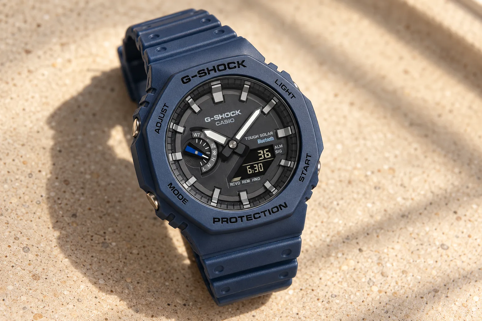 Иллюстрация: тёмно-синий Casio G-Shock GA-B2100 с солнечной батареей и Bluetooth
