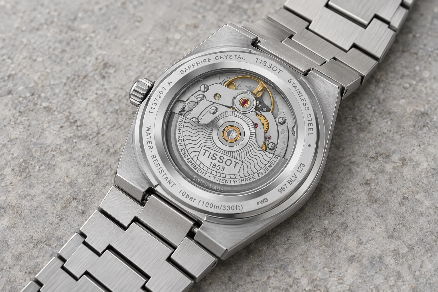 Иллюстрация: прозрачная задняя крышка Tissot PRX Powermatic 80 с ротором и гравировкой TISSOT 1853