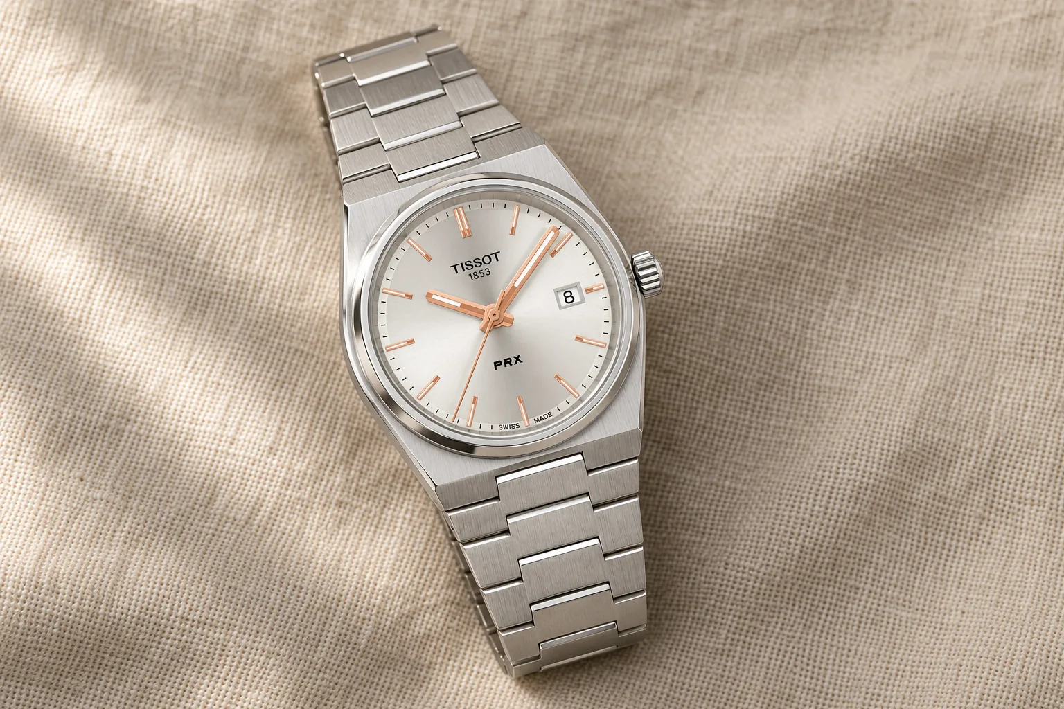 Иллюстрация: кварцевый Tissot PRX 35 мм с серебристым циферблатом и стрелками цвета розового золота