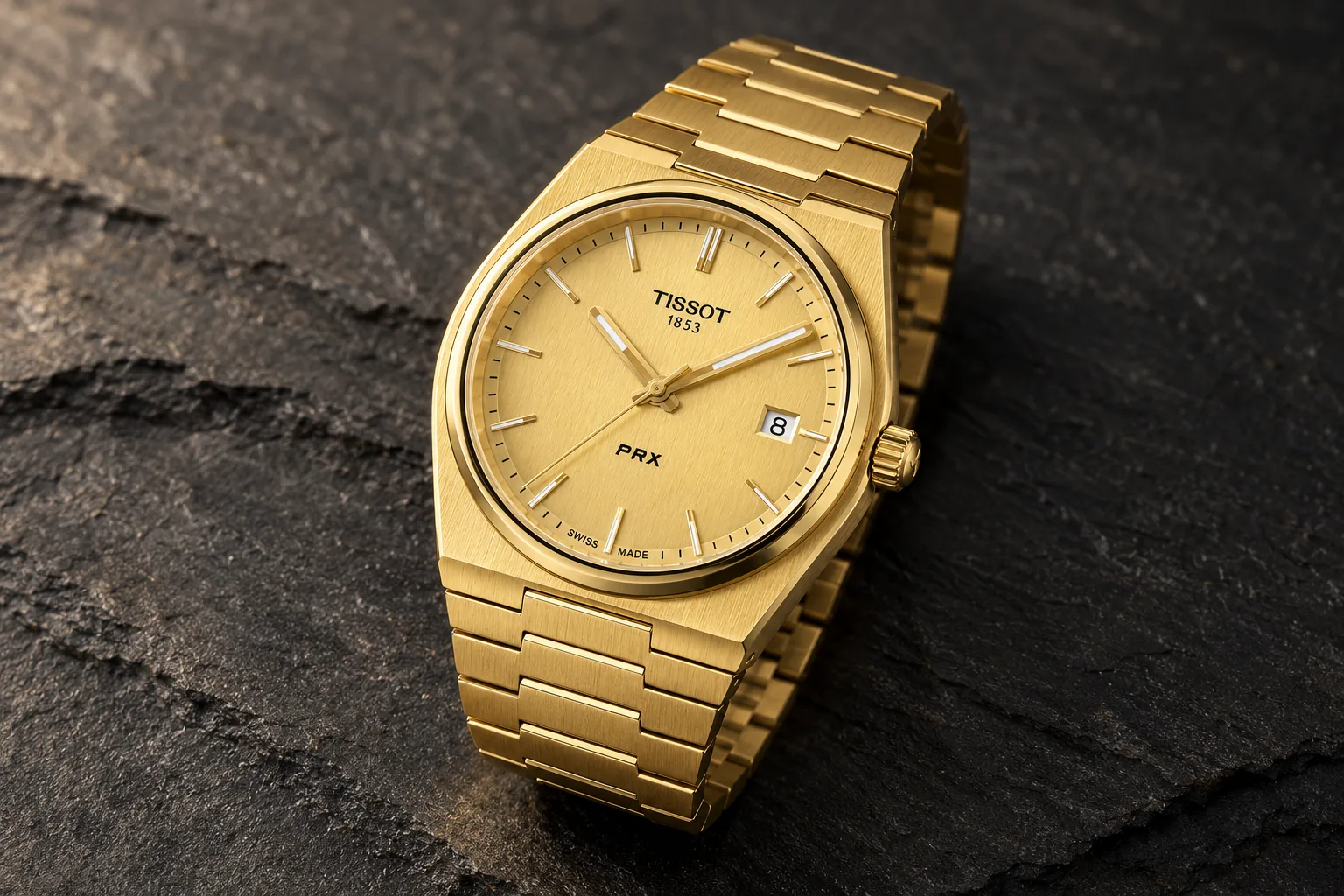 Иллюстрация: кварцевый Tissot PRX 40 мм в золотистом покрытии с интегрированным браслетом