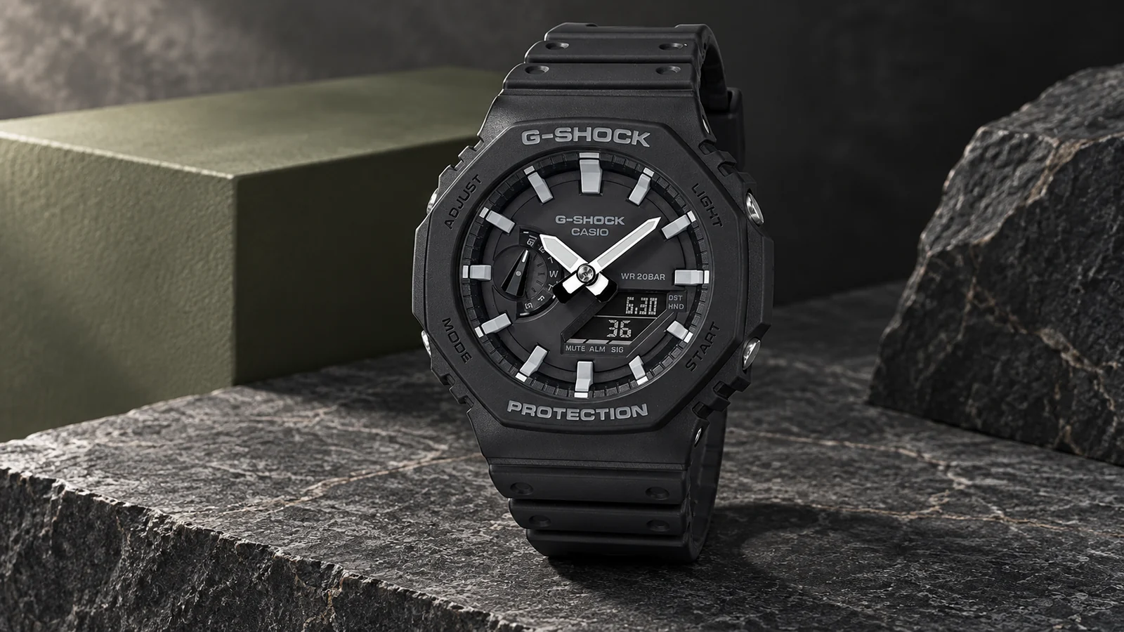 Casio G-Shock GA-2100-1AER: чёрный восьмигранный корпус, светлые стрелки и цифровой экран