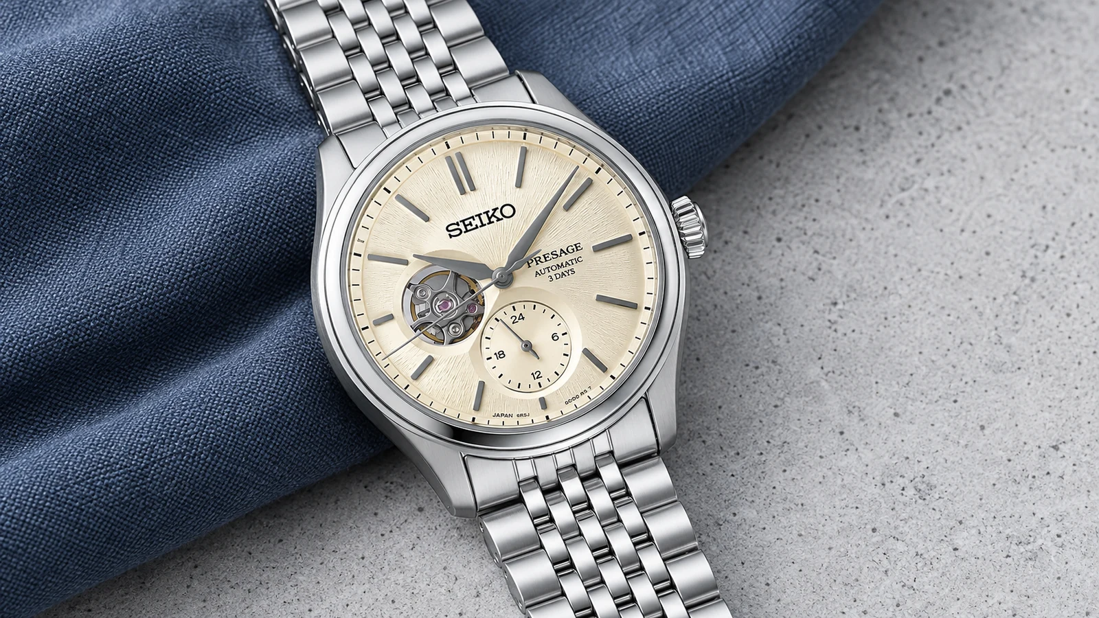 Многорядный стальной браслет Seiko Presage SPB469J1 и светлый циферблат с открытым балансом